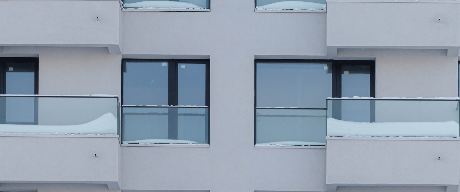 Parvekkeen lumityöt kuuluvat asukkaan vastuulle